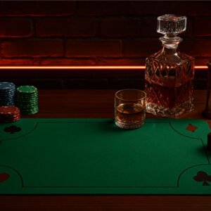 Setup de poker convivial avec tapis de jeu de carte vert, jetons colorés, verre de