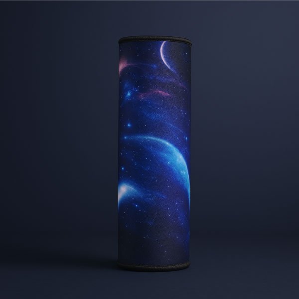 Tapis de souris XXL design galaxie avec étoiles scintillantes, fond bleu nuit, planète lumineuse et comète rouge — accessoire de bureau gaming et déco.